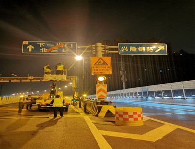 德阳郑州市北三环彩虹桥交通标志牌安装现场